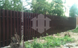 Забор из евроштакетника в шахматном порядке 75 метров