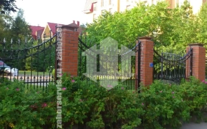 Кованый забор с кирпичными столбами 80 метров